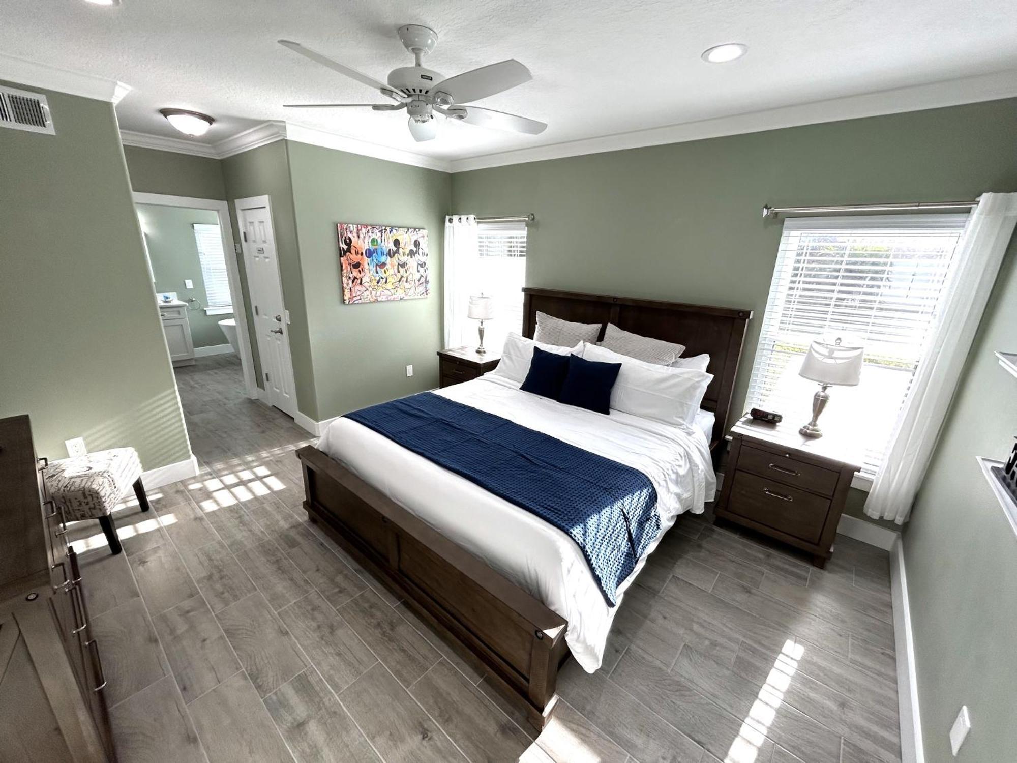 Holiday home Mickeys Palm - Brand New! 6br Modern With Private Pool Hot Tub Bbq Theater - 2 Miles To *