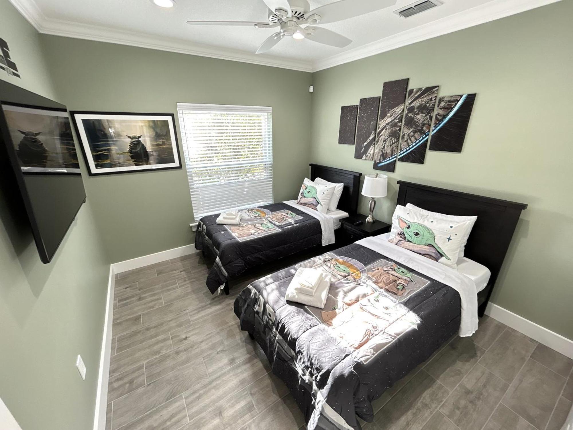 Mickeys Palm - Brand New! 6br Modern With Private Pool Hot Tub Bbq Theater - 2 Miles To