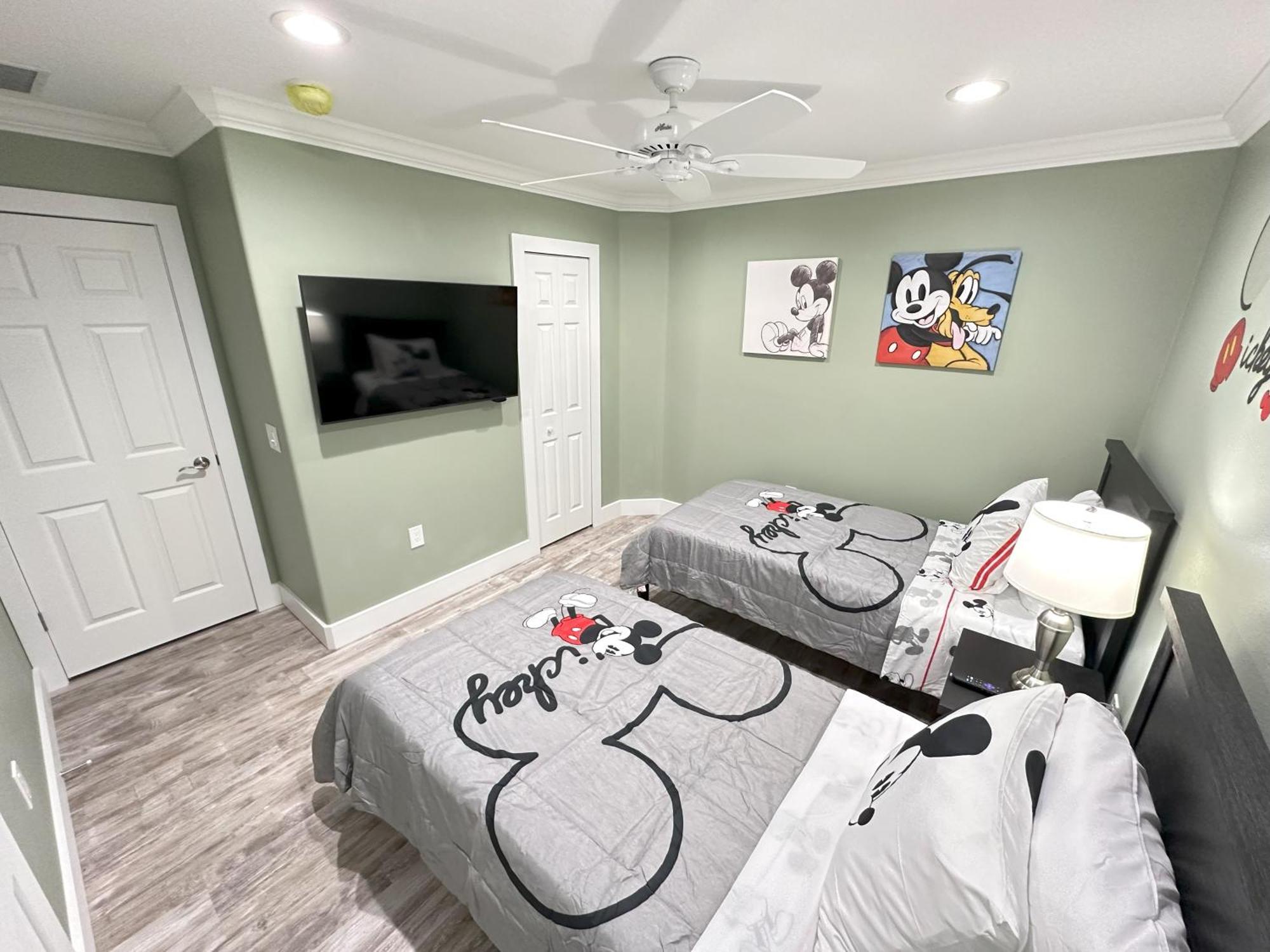 Mickeys Palm - Brand New! 6br Modern With Private Pool Hot Tub Bbq Theater - 2 Miles To *