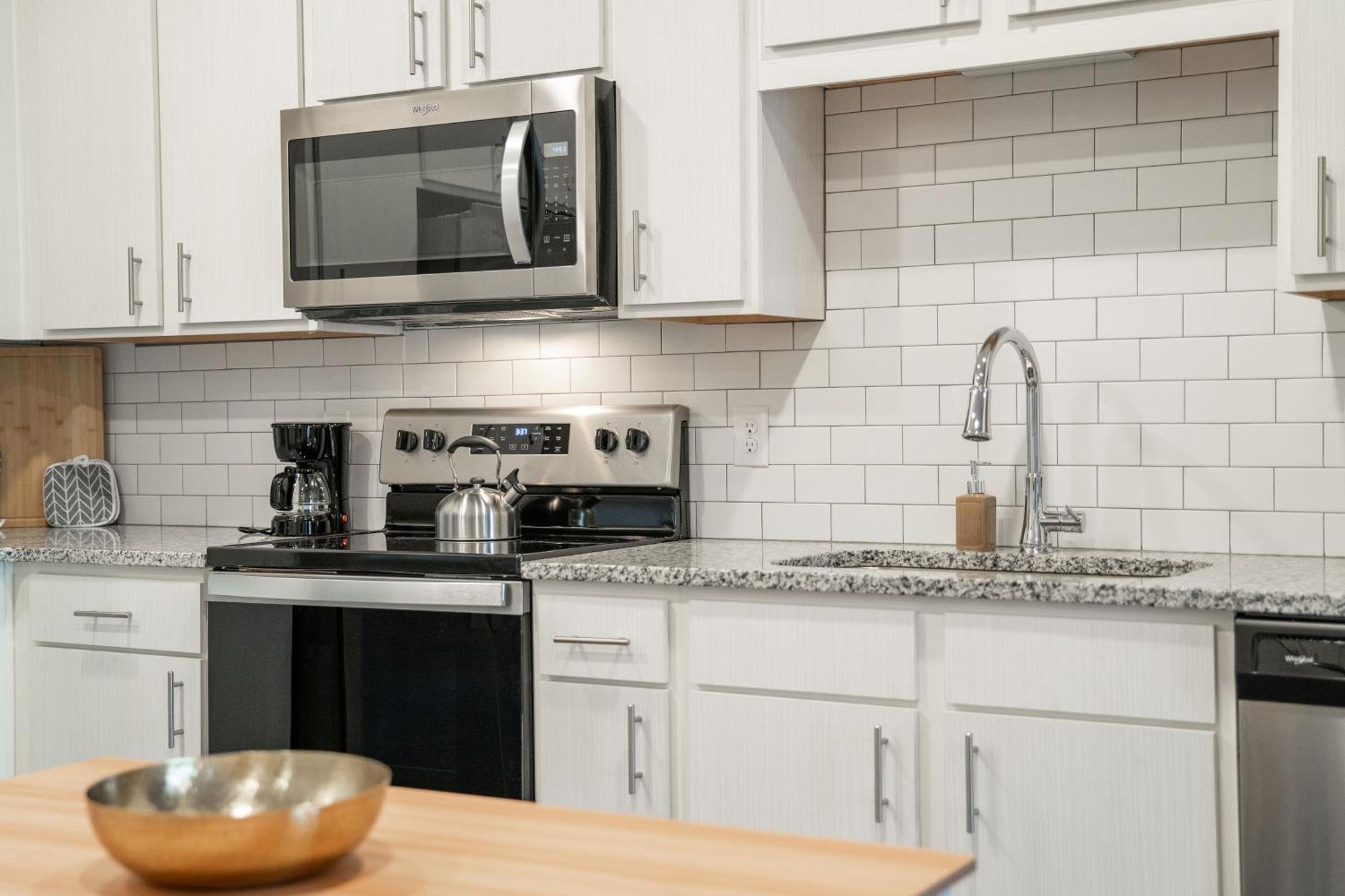 Apartment Complete Tranquil 10 Min To Parks Allows Pets, Resort-style Amenities *