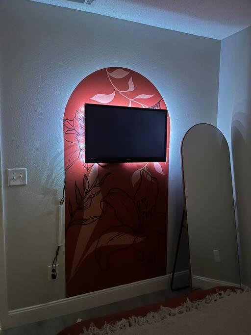 Entire 3 Bd With Murals And Parking By Downtown