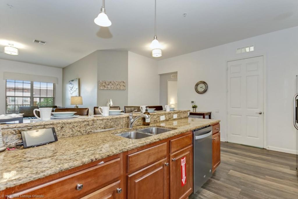 Beautiful Modern Vista Cay Condo, Near Parks-2011 * Orlando