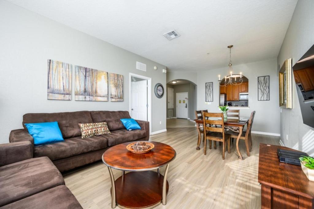 Beautiful Lakeview Condo, Vista Cay - 3013 *