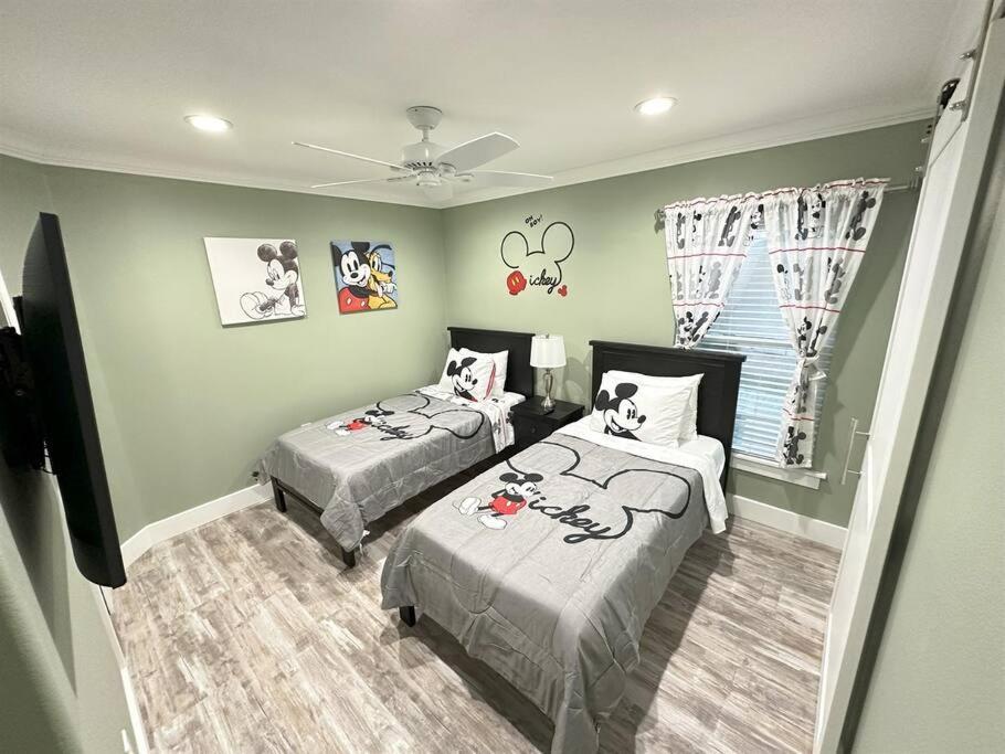 Holiday home Mickeys Waterside - Gorgeous Waterside Southeast Facing 9br Pool & Hot Tub Bbq Cinema Rm 2 Miles To Orlando