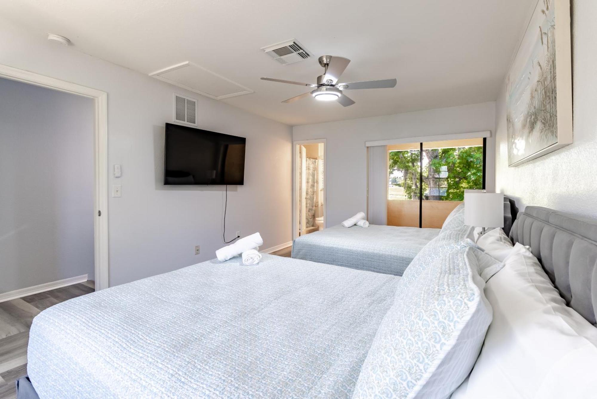 Charming Lakeview Retreat I *