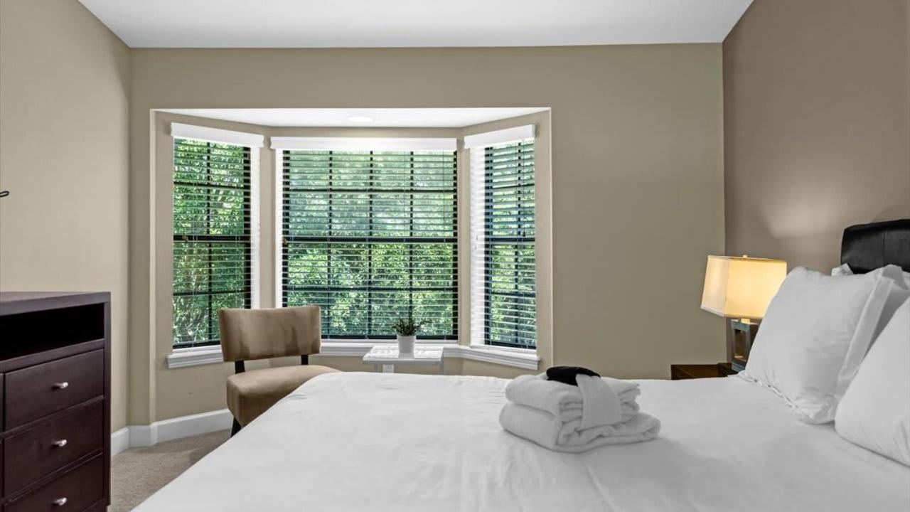 Luxurious 4br Townhome - 5 Minutes From Holiday home Orlando