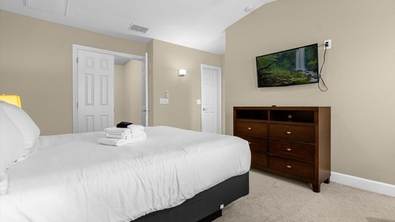 Luxurious 4br Townhome - 5 Minutes From Holiday home *
