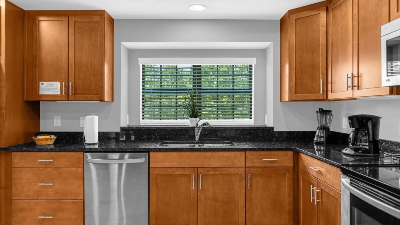 Luxurious 4br Townhome - 5 Minutes From * Orlando