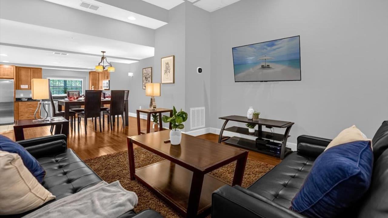 Luxurious 4br Townhome - 5 Minutes From Holiday home