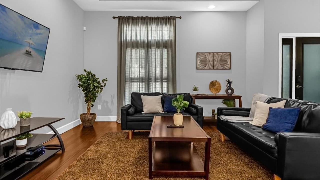 Luxurious 4br Townhome - 5 Minutes From Holiday home *