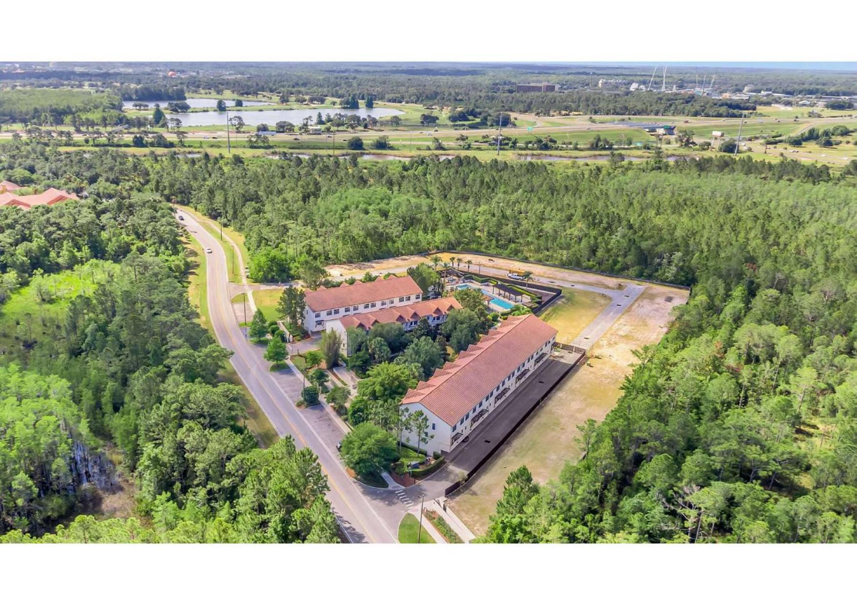 Luxurious 4br Townhome - 5 Minutes From Holiday home Orlando