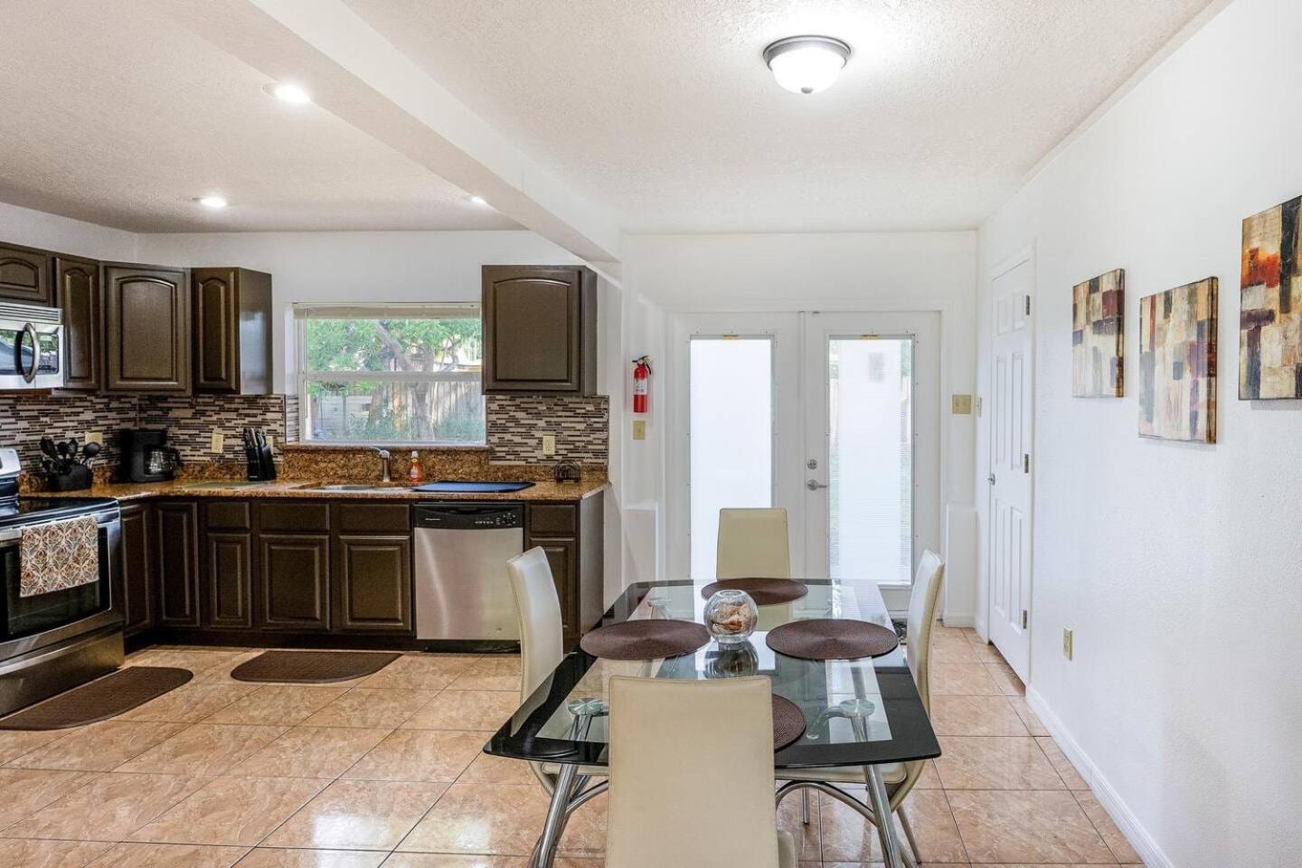 2br Getaway Wi-fi Ready Pets Welcome Holiday home