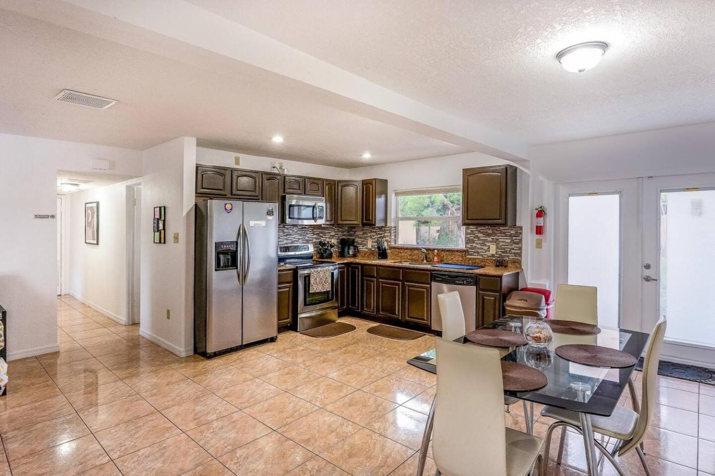 2br Getaway Wi-fi Ready Pets Welcome Holiday home