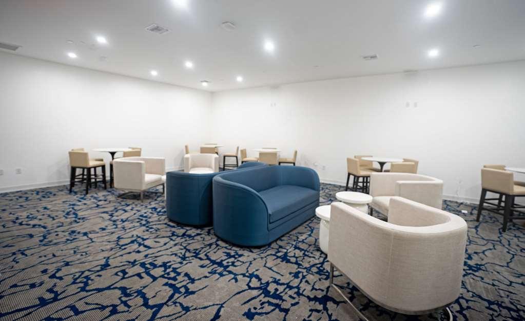 Daskk Near Universal Blvd, Ascend Collection Hotel 2*