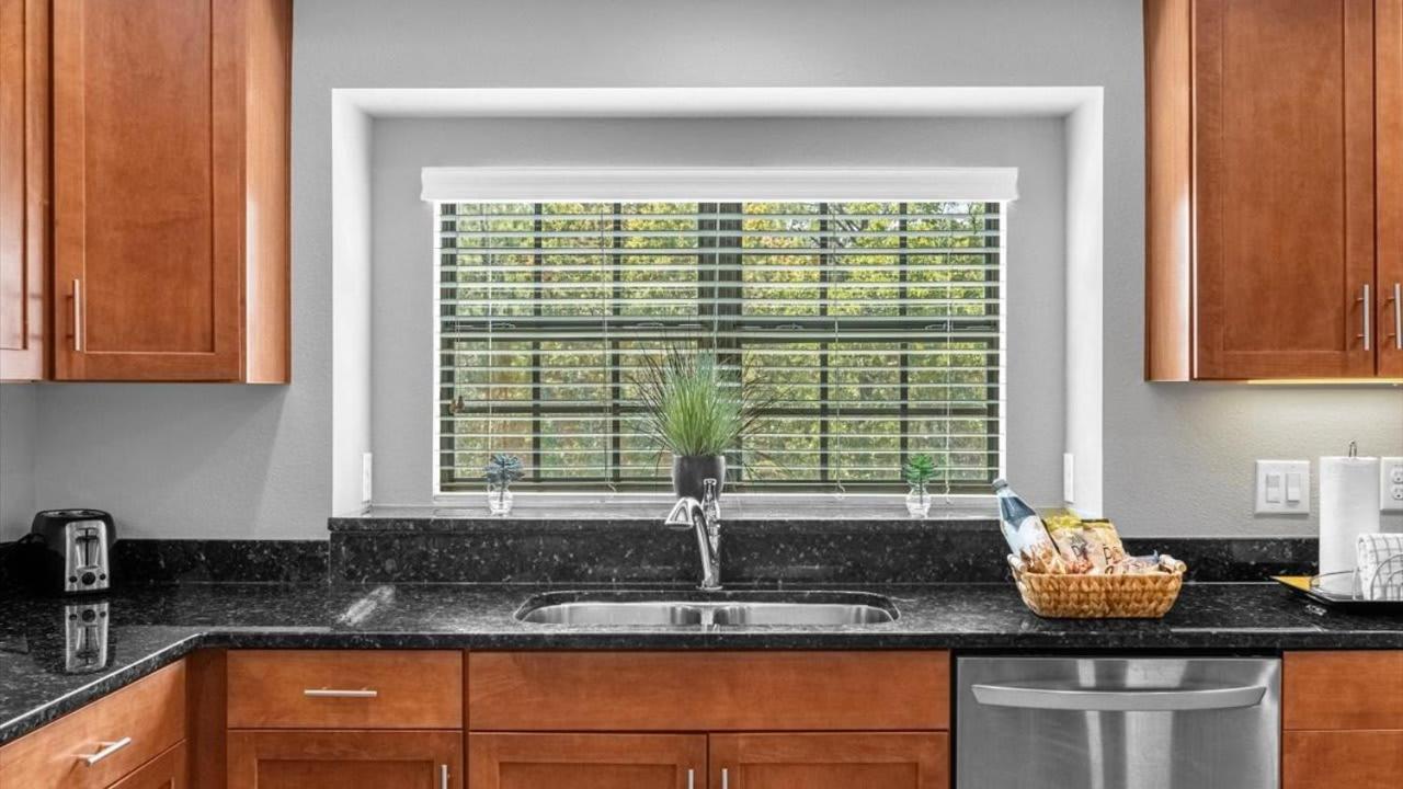 Memorial Day - Renovated Townhome By Disney! Holiday home *