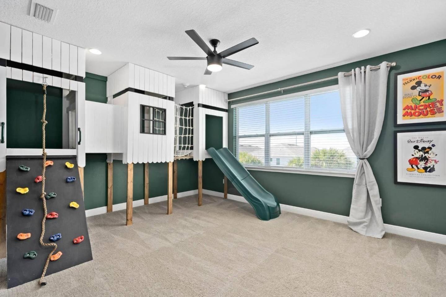 Stylish 10 Bdrm With Galactic Themed In Encore Holiday home