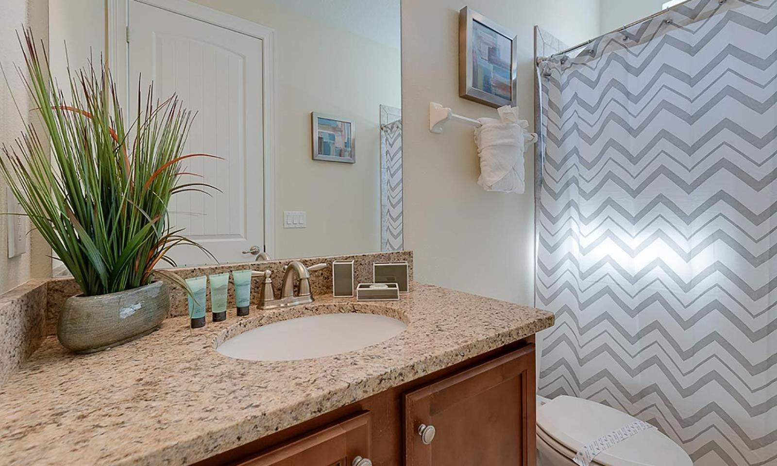 Traditional 6 Bdrm House With Backyard Pool At Encore *