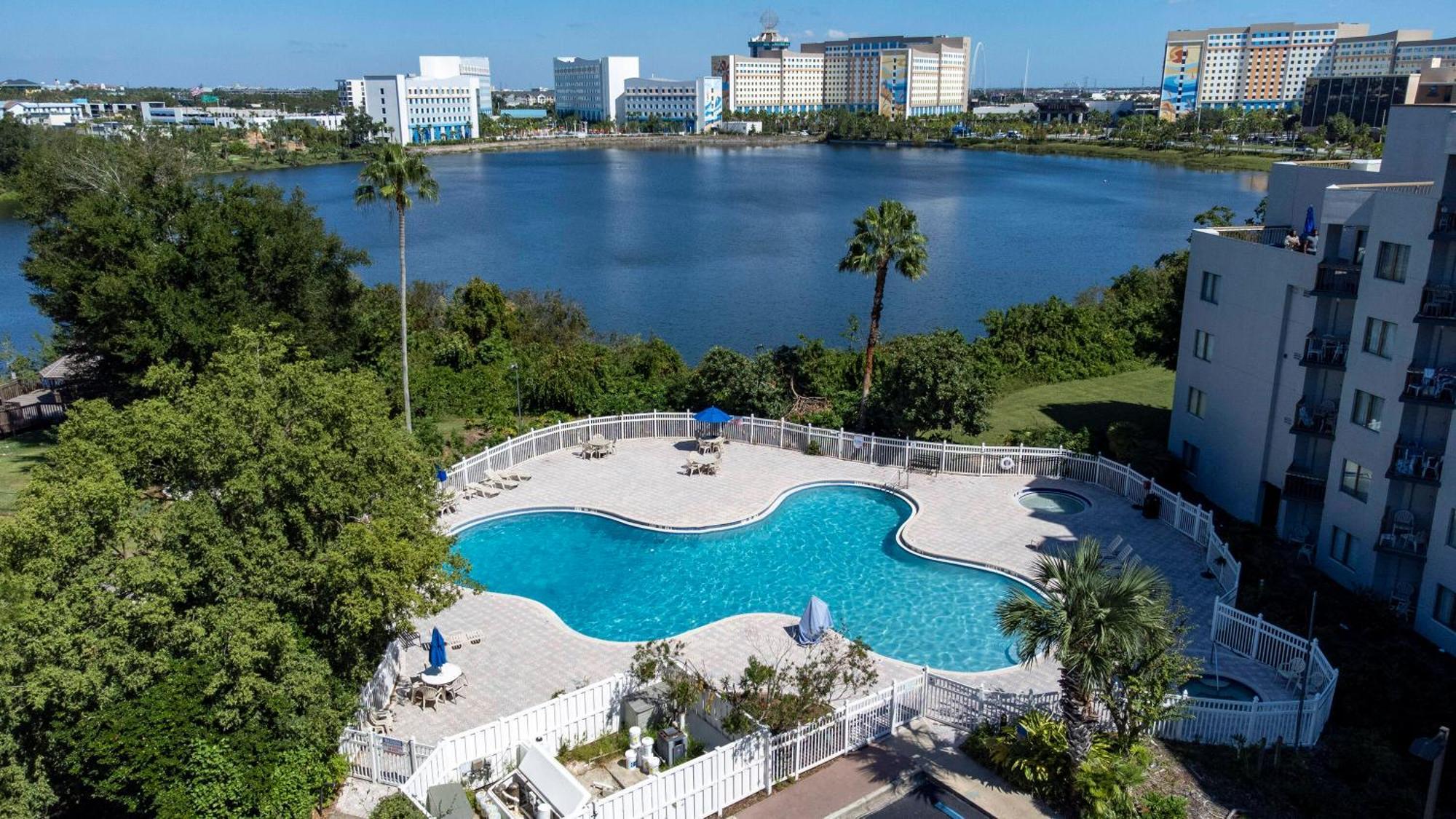 Luxury 2 The Enclave Near Parks