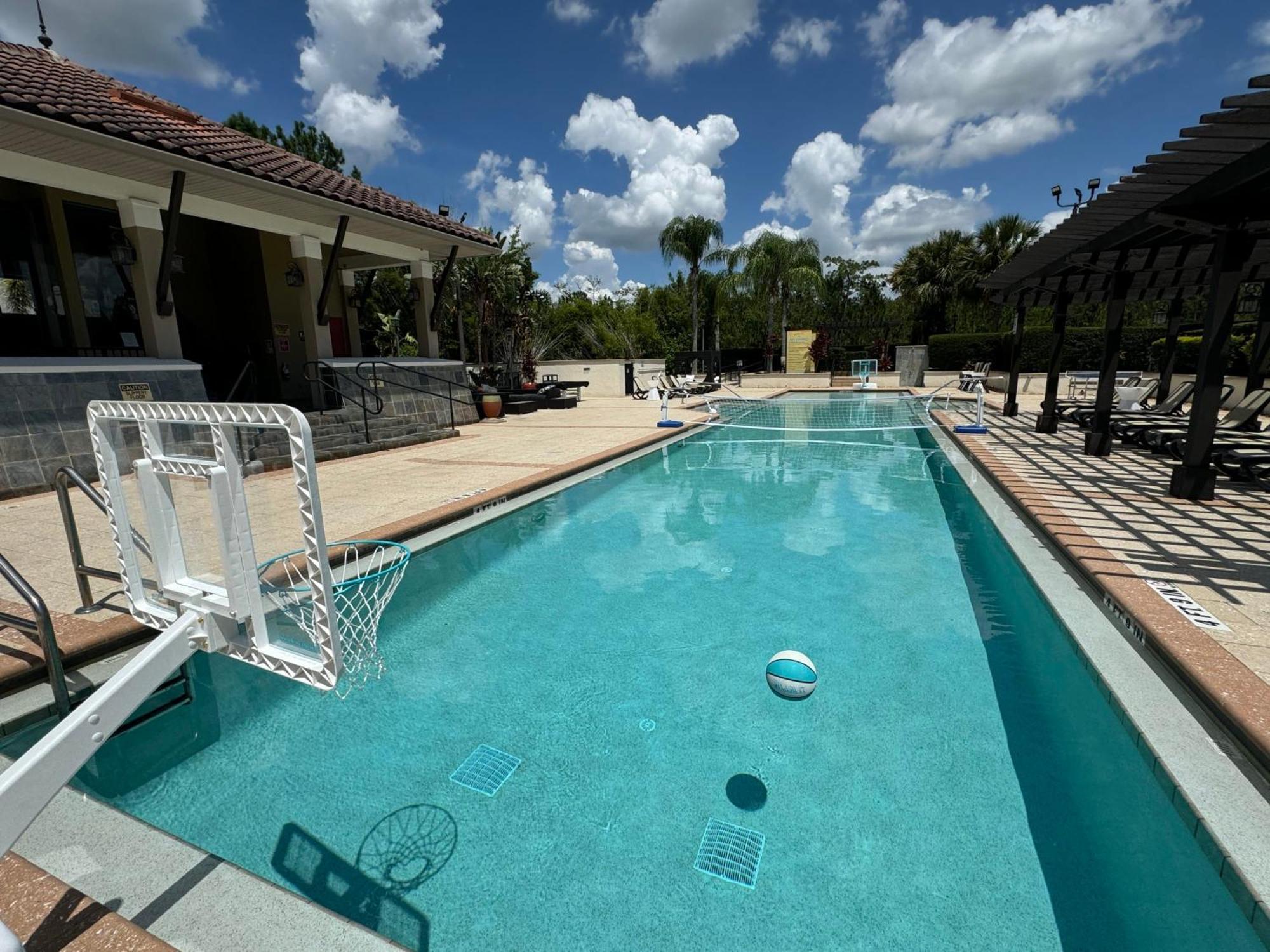 Luxurious 4br Townhome - 5 Minutes From Holiday home