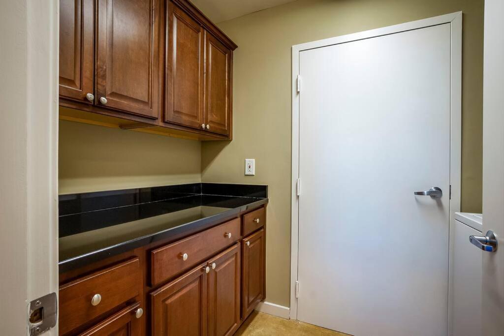 Apartment Stunning & Luxurious 2bed 2bath Open Floor Plan *