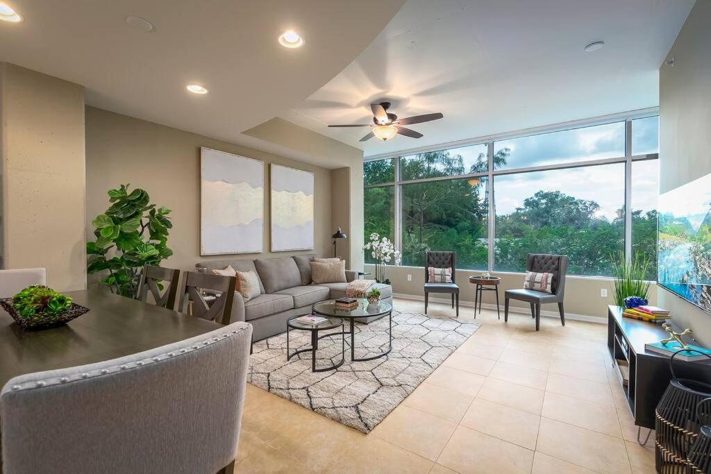 Stunning & Luxurious 2bed 2bath Open Floor Plan Apartment *