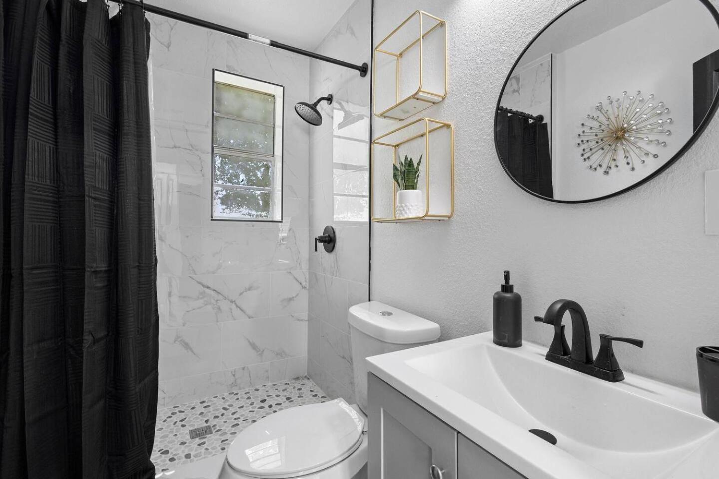 Sunny 2br Getaway Pets Welcome Sleeps 6 *