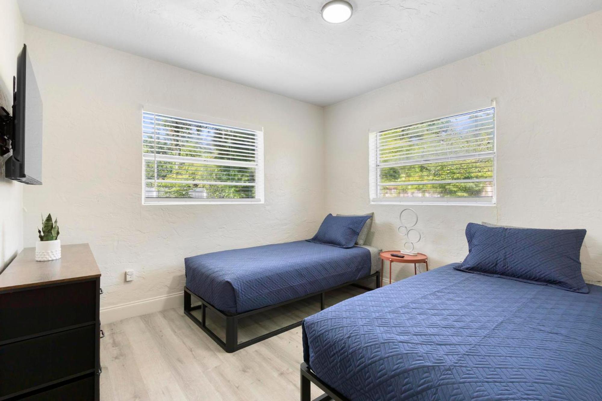 Sunny 2br Getaway Pets Welcome Sleeps 6
