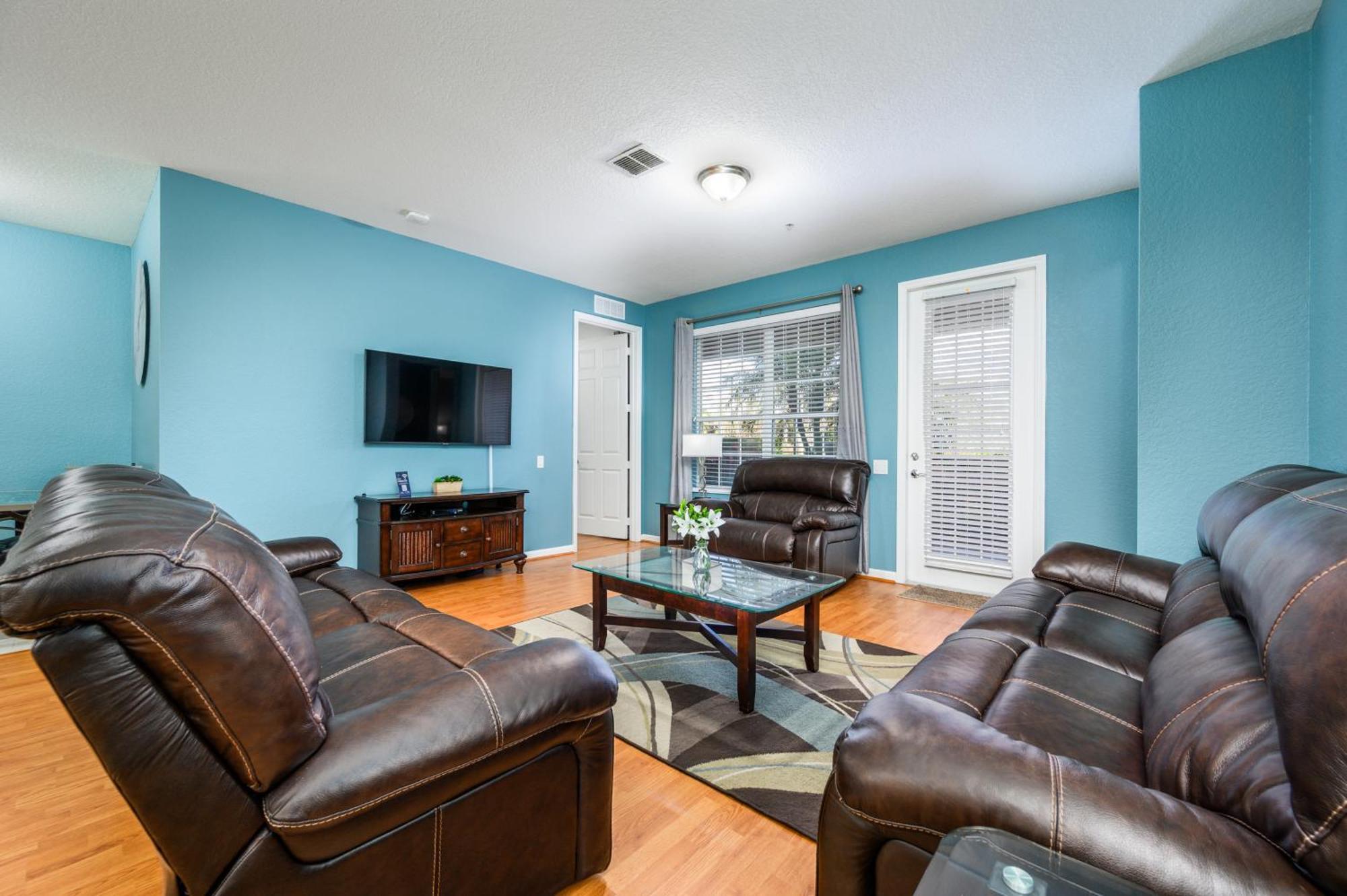Luxury Lakeview Penthouse, Vista Cay 1027