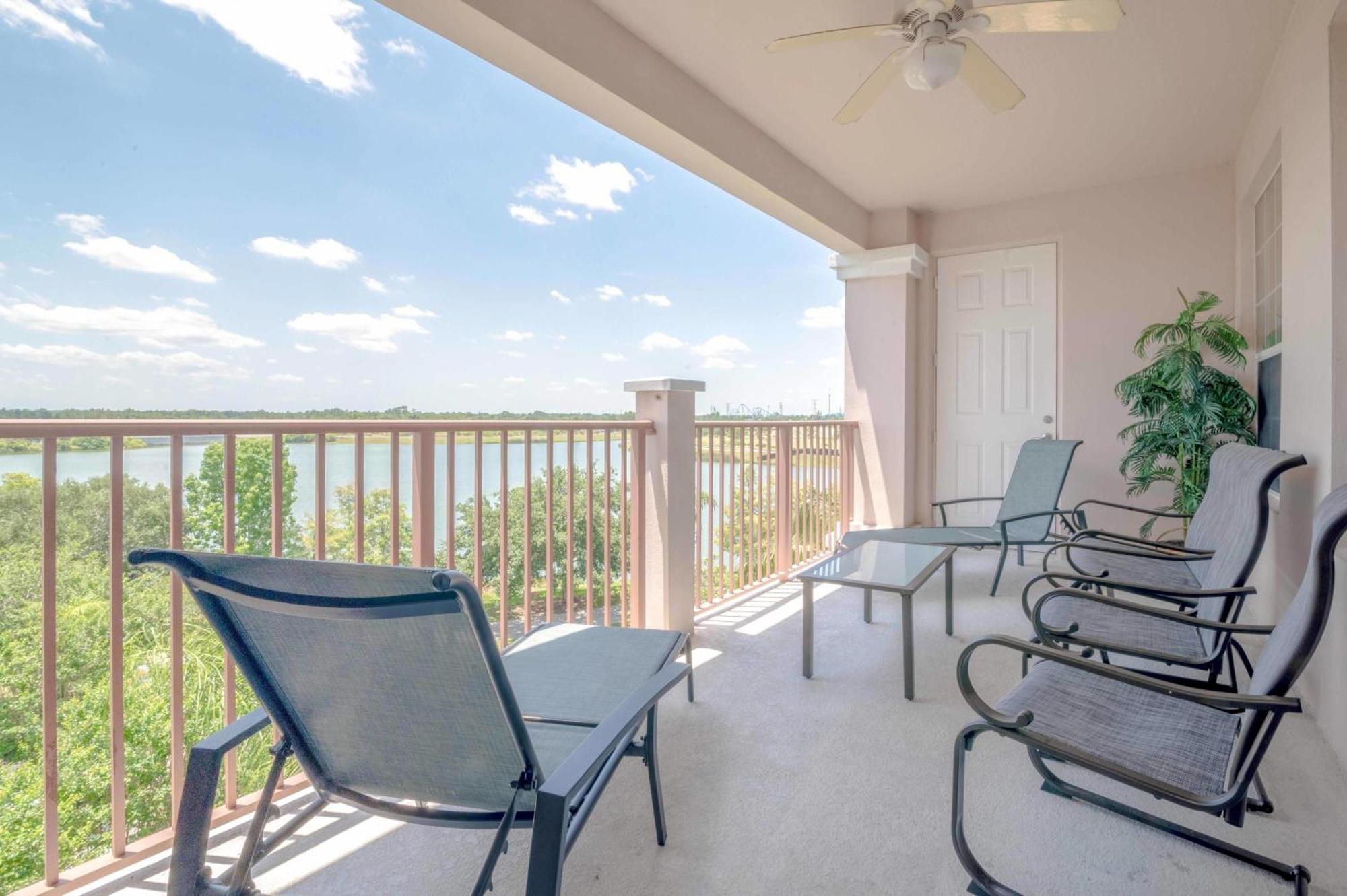 Laguna Penthouse And Pool View Near Parks And Convention Center Holiday home *