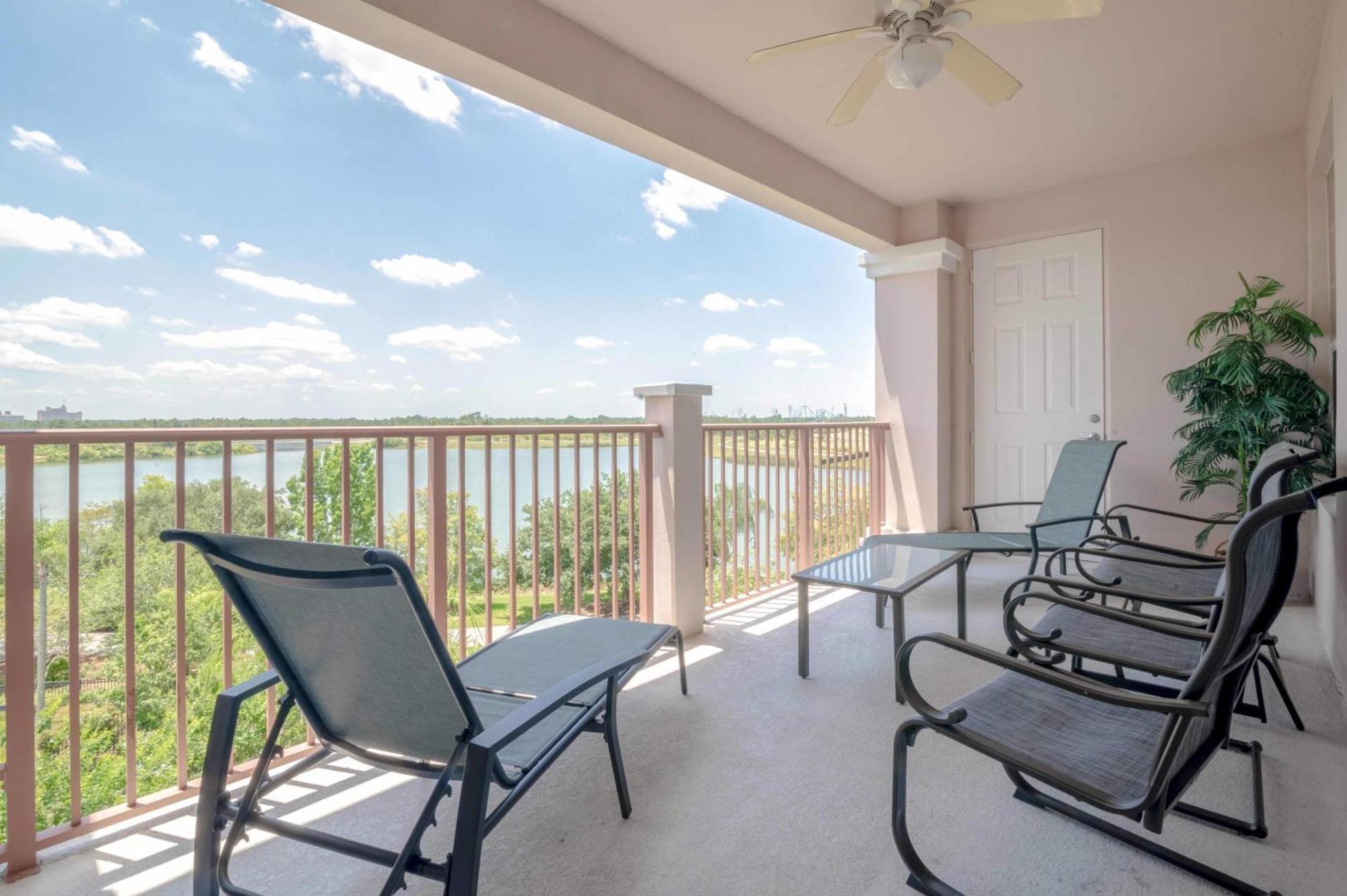 Laguna Penthouse And Pool View Near Parks And Convention Center Holiday home