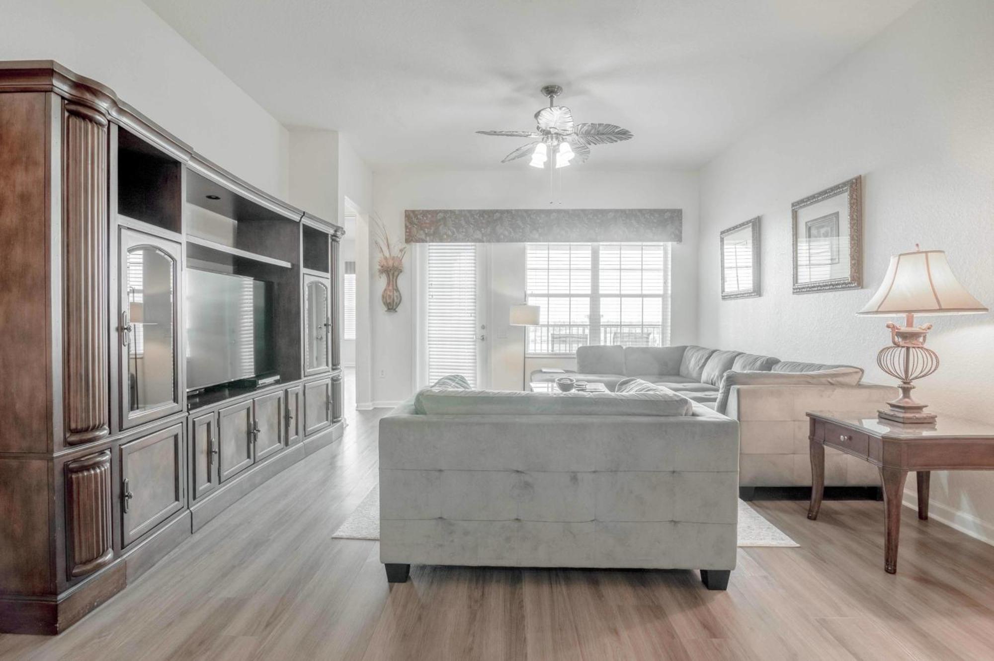 Laguna Penthouse And Pool View Near Parks And Convention Center Holiday home