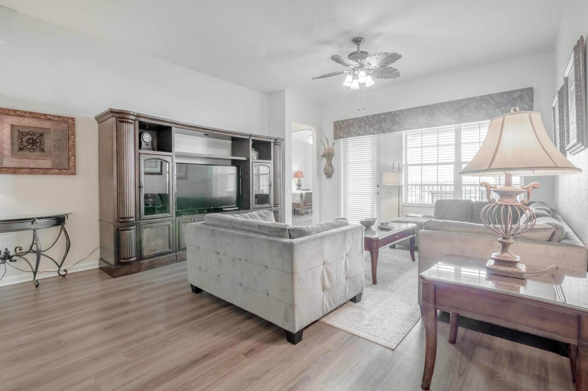 Laguna Penthouse And Pool View Near Parks And Convention Center Holiday home *