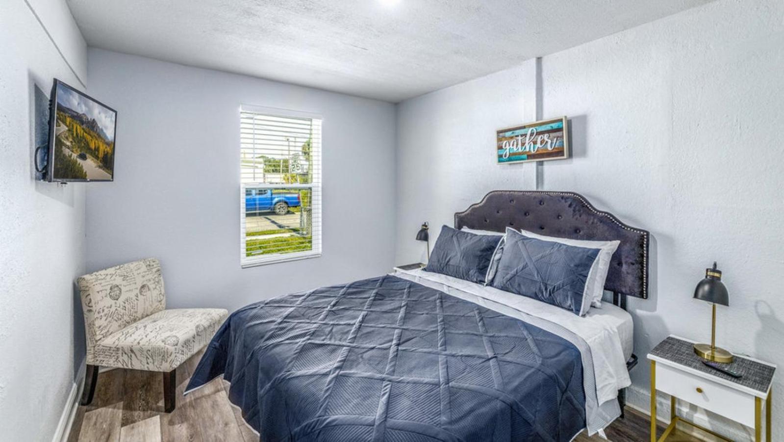 Holiday home 3Br Cozy Stay Pet Friendly Fast Wi-Fi *