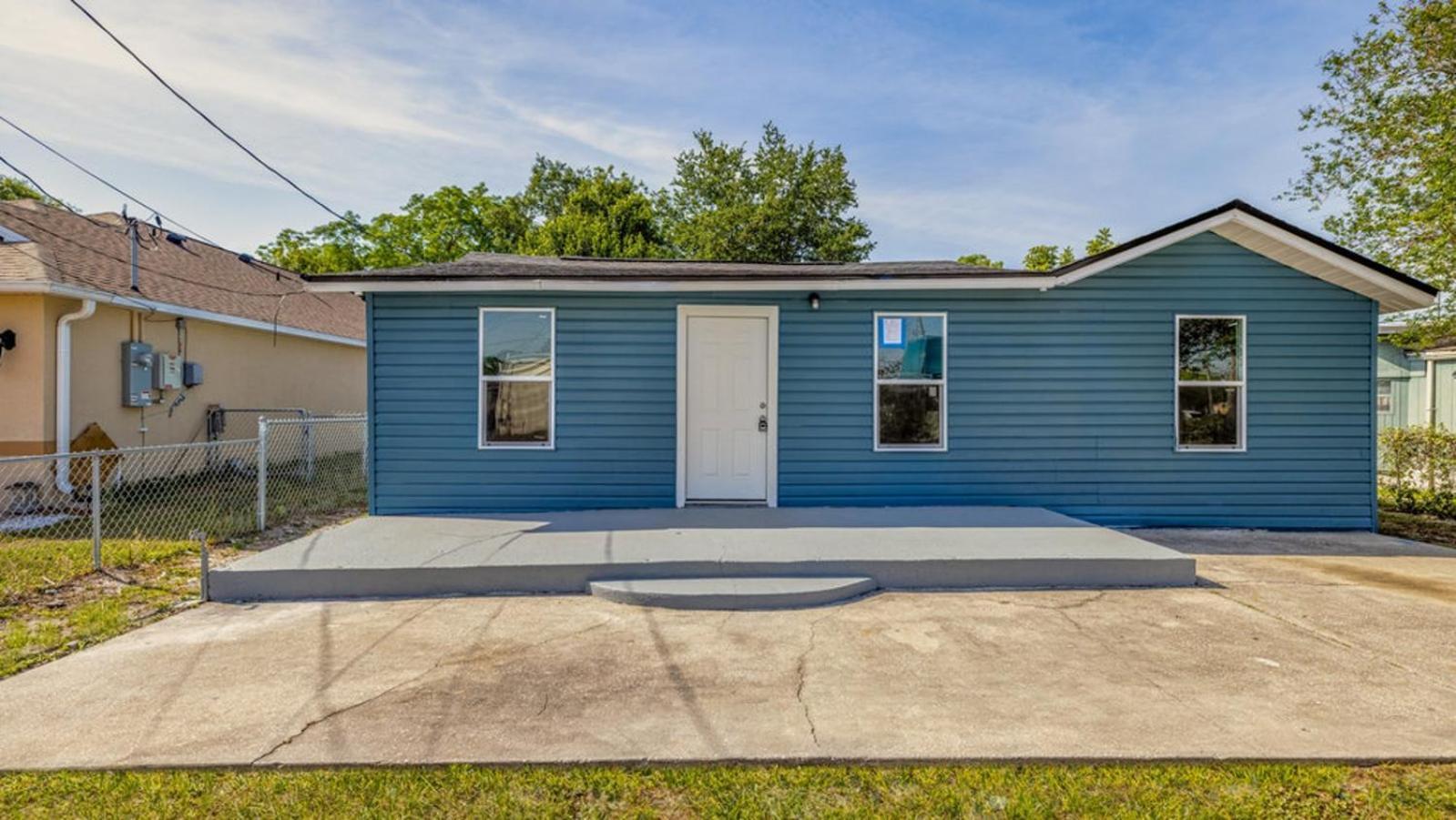 Holiday home 3Br Cozy Stay Pet Friendly Fast Wi-Fi *