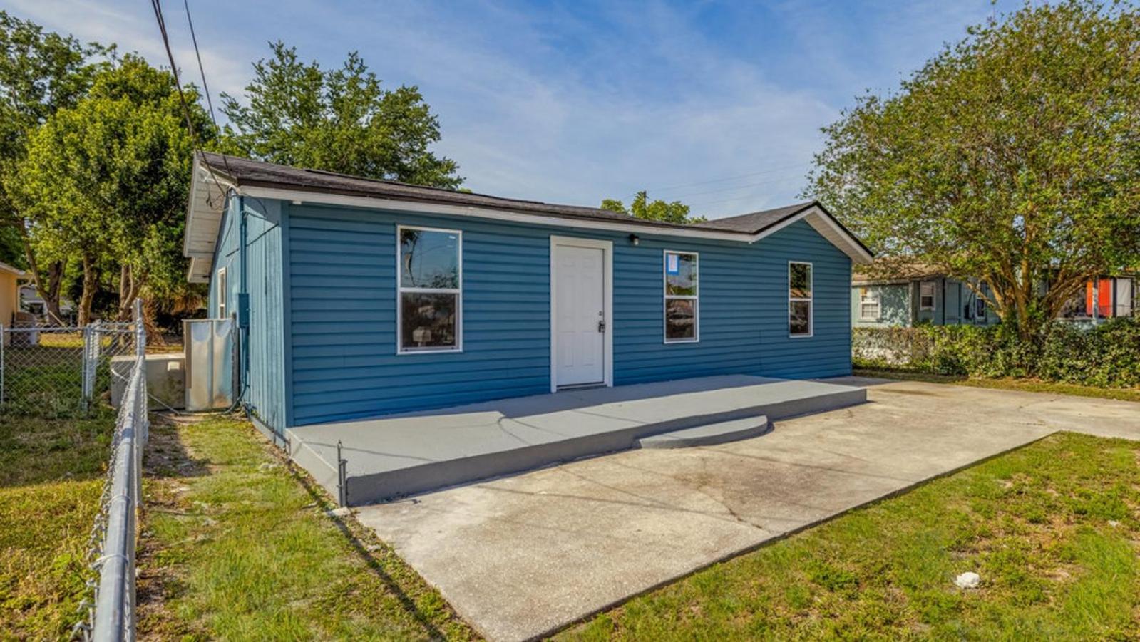 Holiday home 3Br Cozy Stay Pet Friendly Fast Wi-Fi *