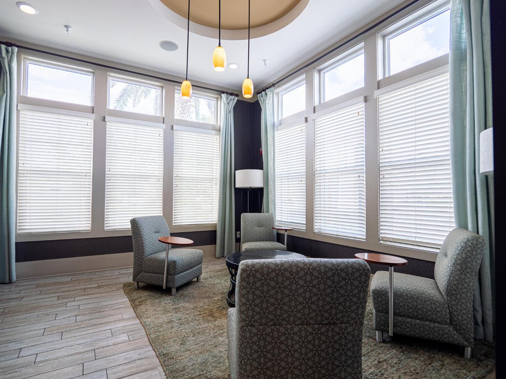 Apartment Chic Spacious 2ba 2br With Views Of Pool