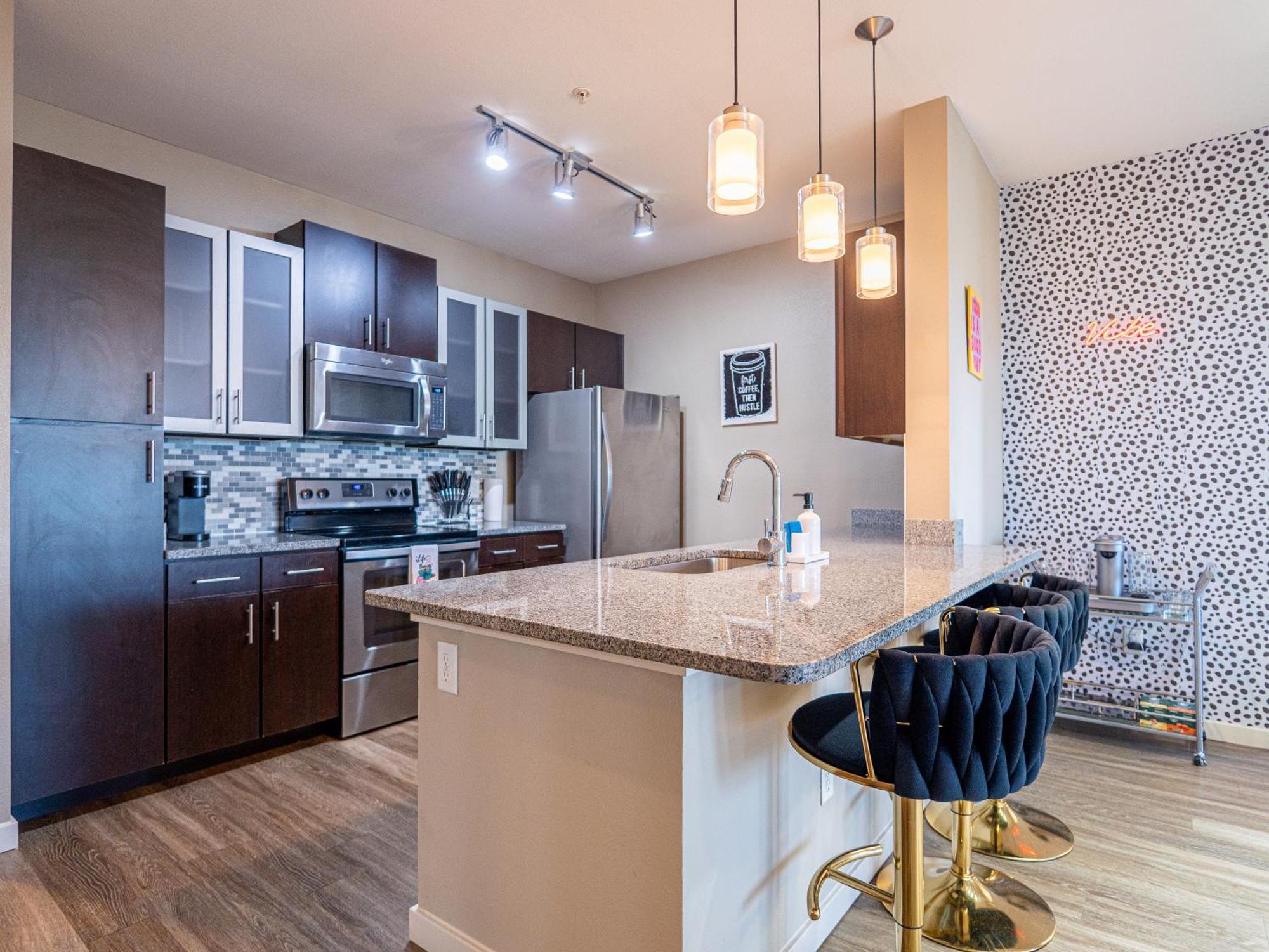 Chic Spacious 2ba 2br With Views Of Pool Apartment *