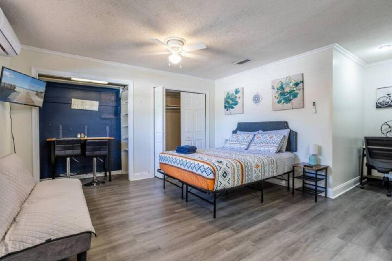 Holiday home Cozy Heart Of Downtown Pool & Pets Ok