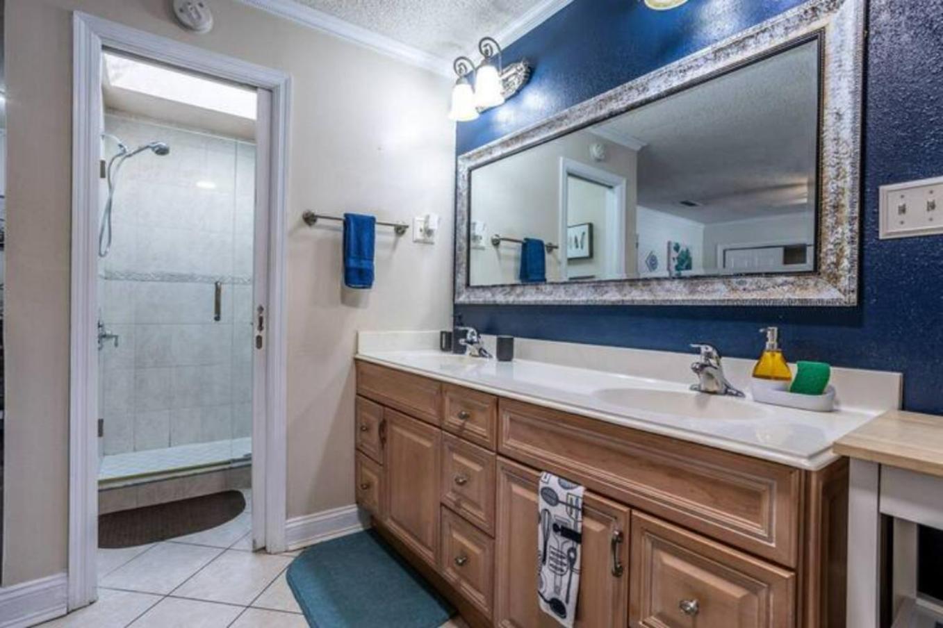 Cozy Heart Of Downtown Pool & Pets Ok Holiday home *