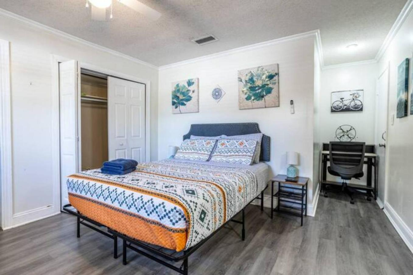 Holiday home Cozy Heart Of Downtown Pool & Pets Ok *