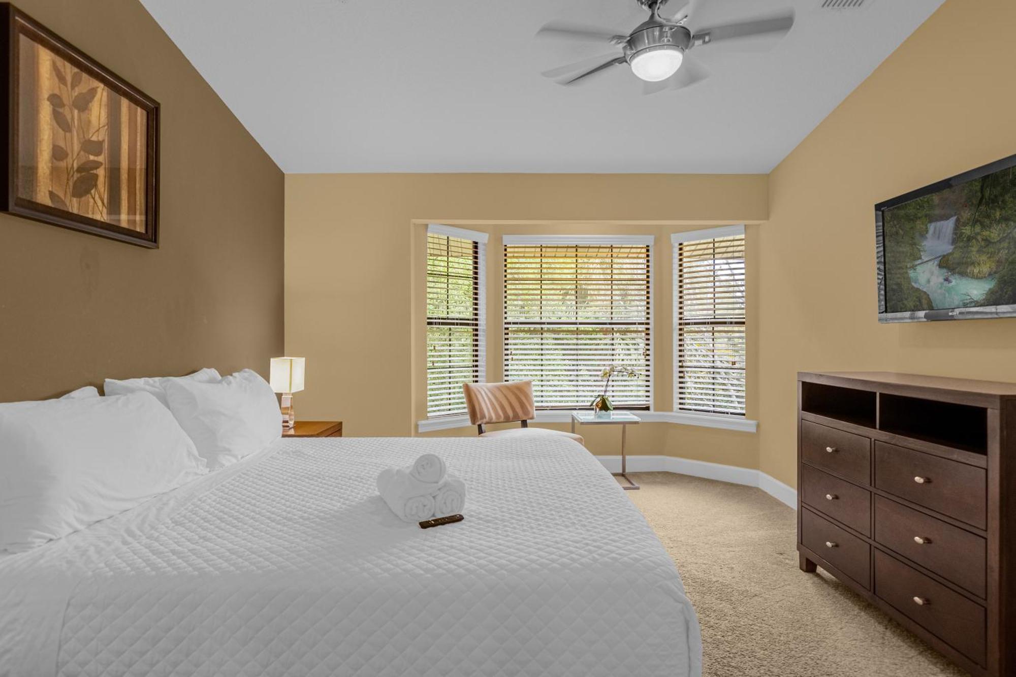 Cozy & Elegant 4br Enchanted Townhouse - 1 Mile To With Pool, Gym, & Jacuzzi Orlando
