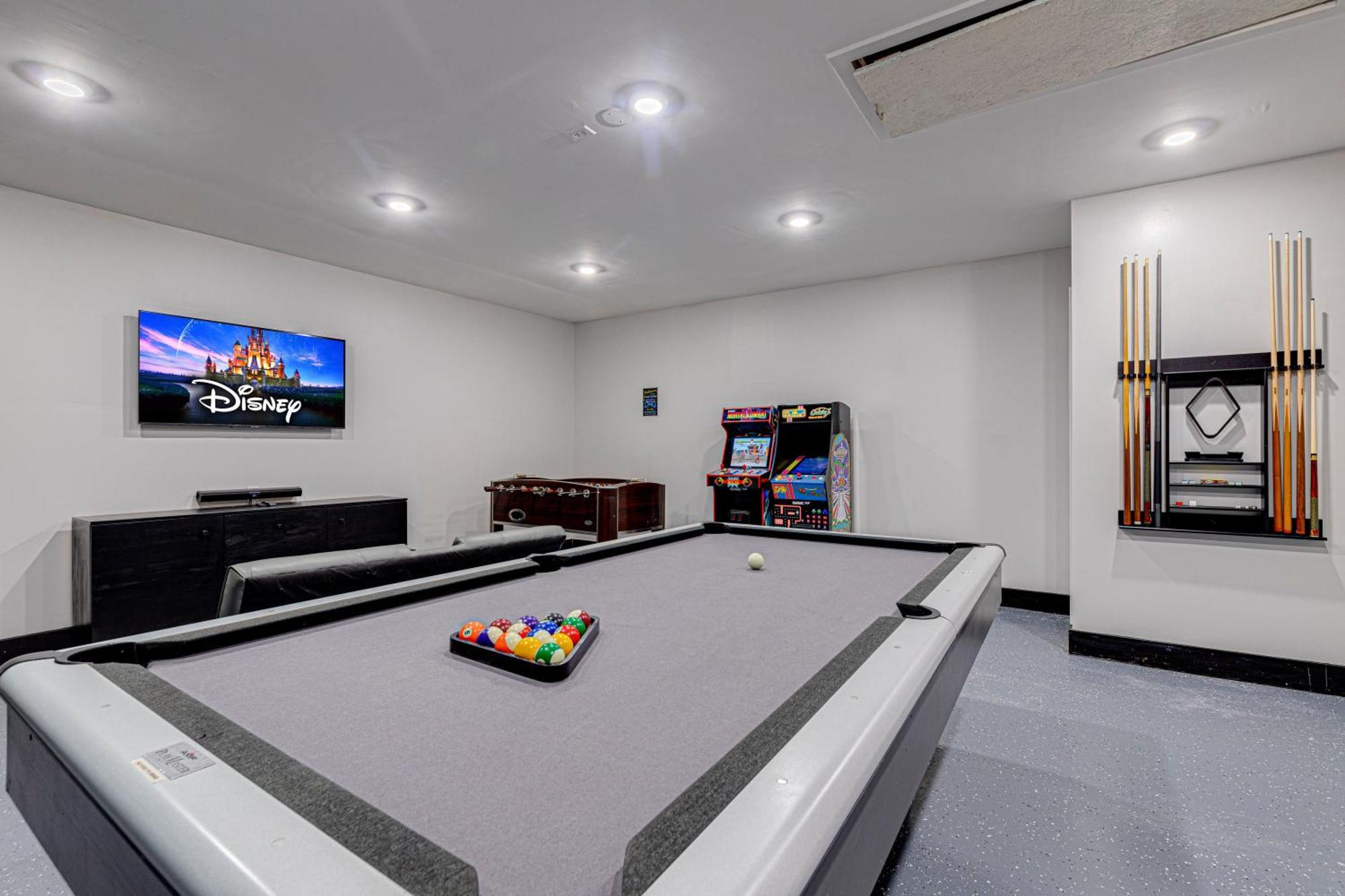Beautiful Home, Centrally Located To Parks With Pool Holiday home *