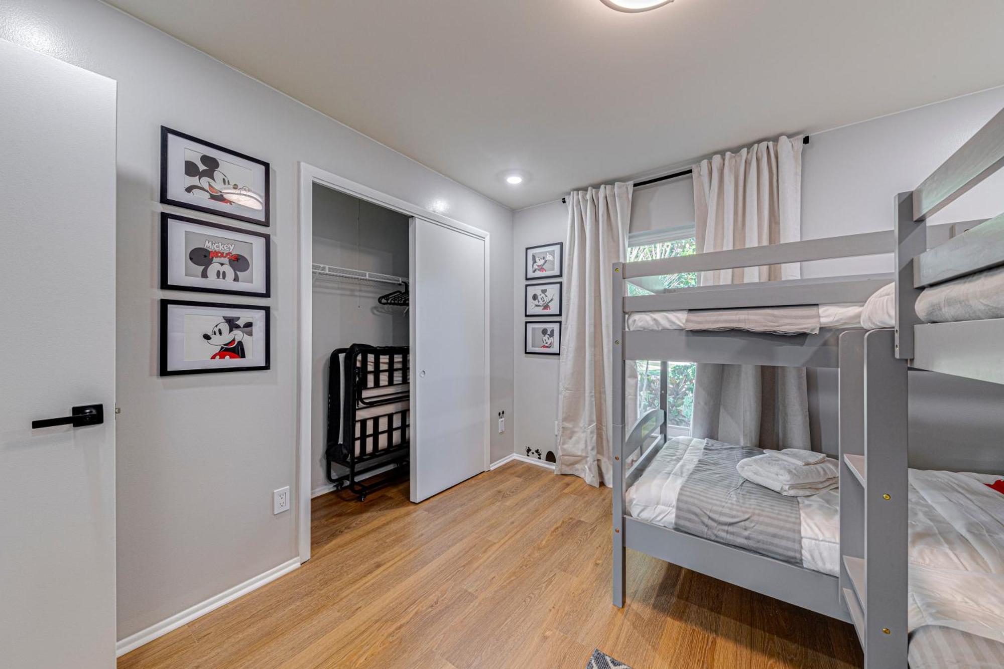 Beautiful Home, Centrally Located To Parks With Pool *