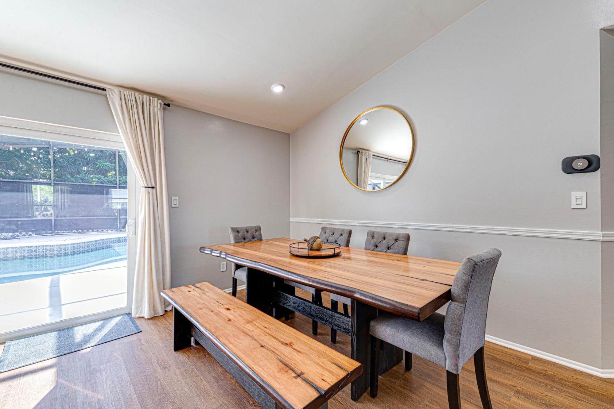 Beautiful Home, Centrally Located To Parks With Pool Holiday home