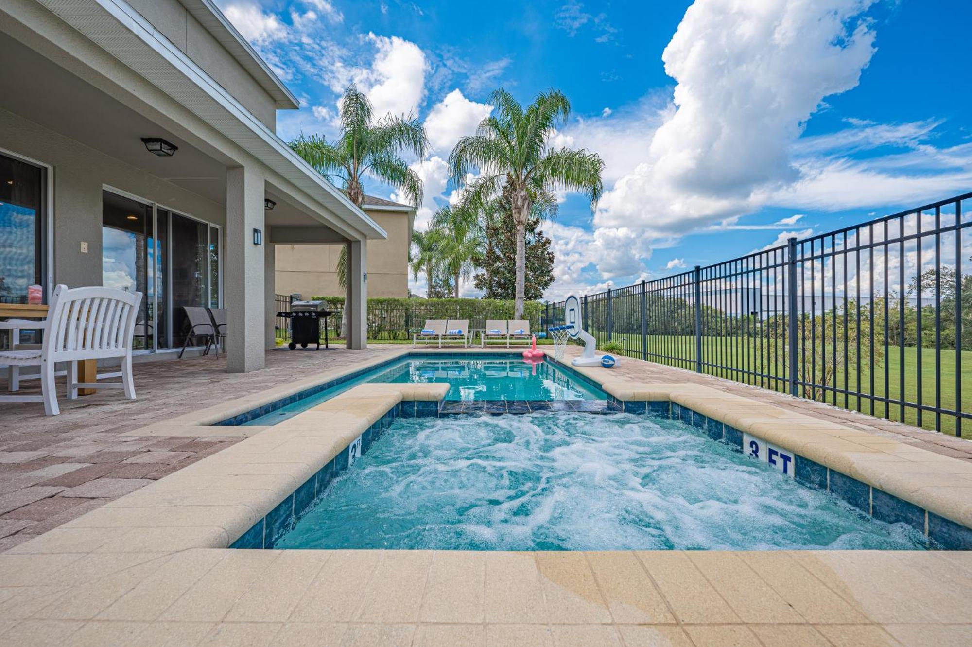 Magical Getaway! Pool, Spa, Game Room, Near Holiday home *