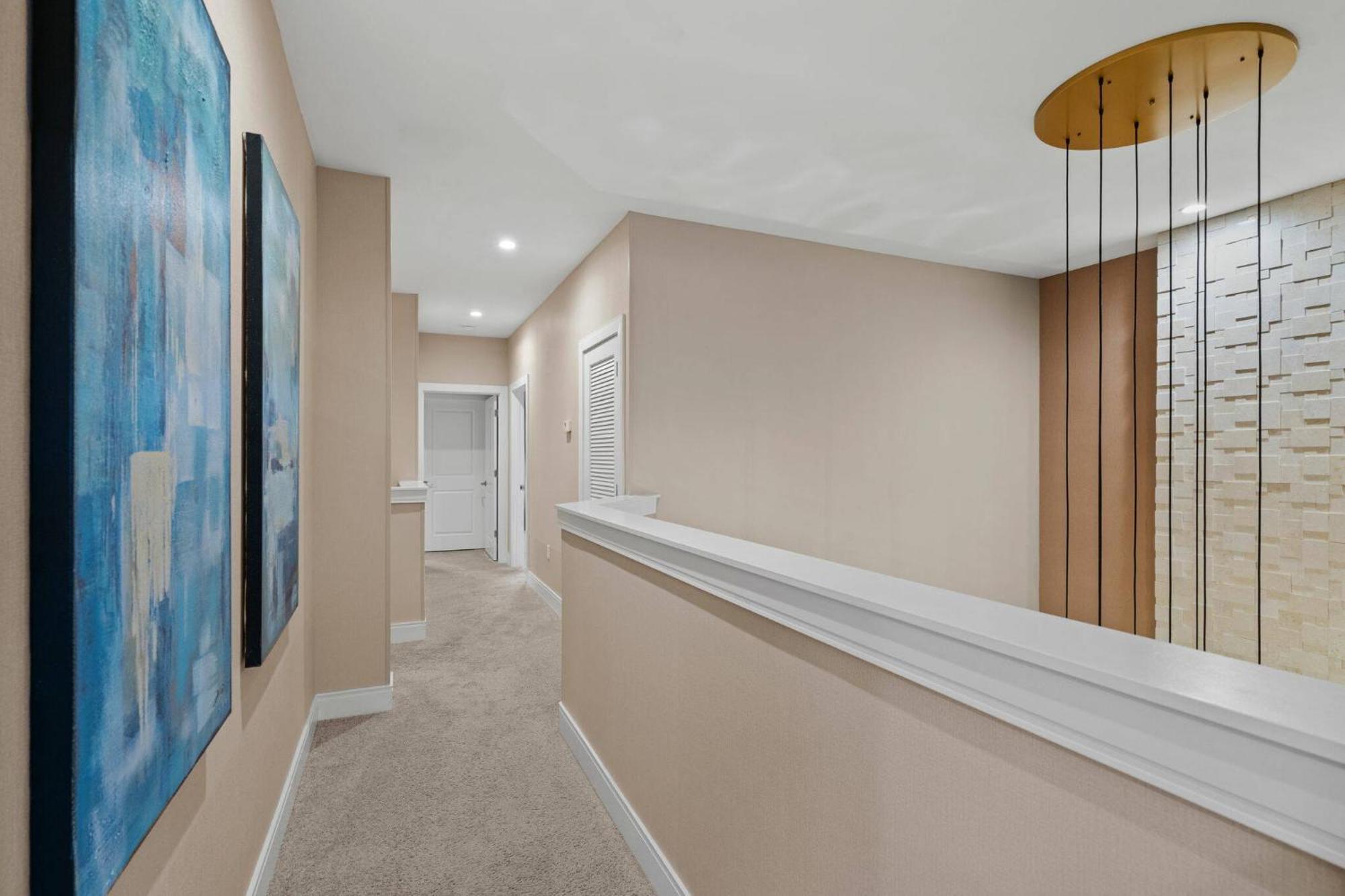 Elegant Escape: 4br Near Views Holiday home *