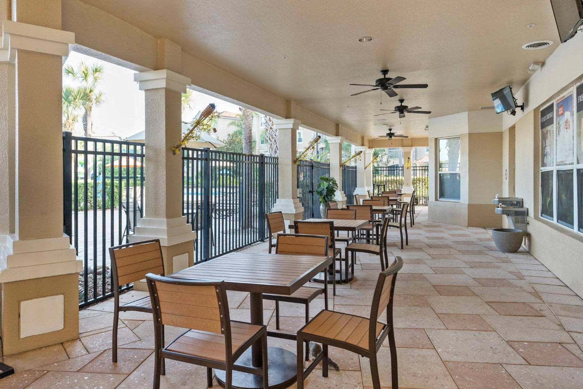 Family Fun Haven: Spacious Water Park *