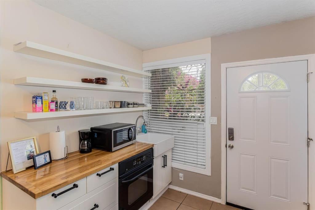 Lakefront By Downtown, Boat, Fishing Holiday home