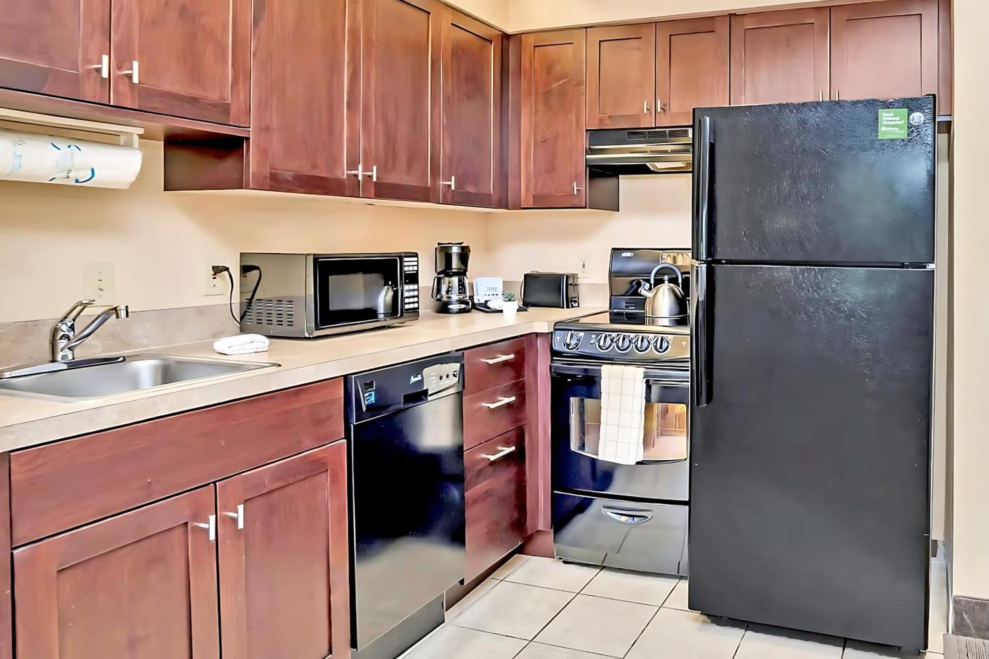 Modern 1br King Bed With Pool Near Apartment