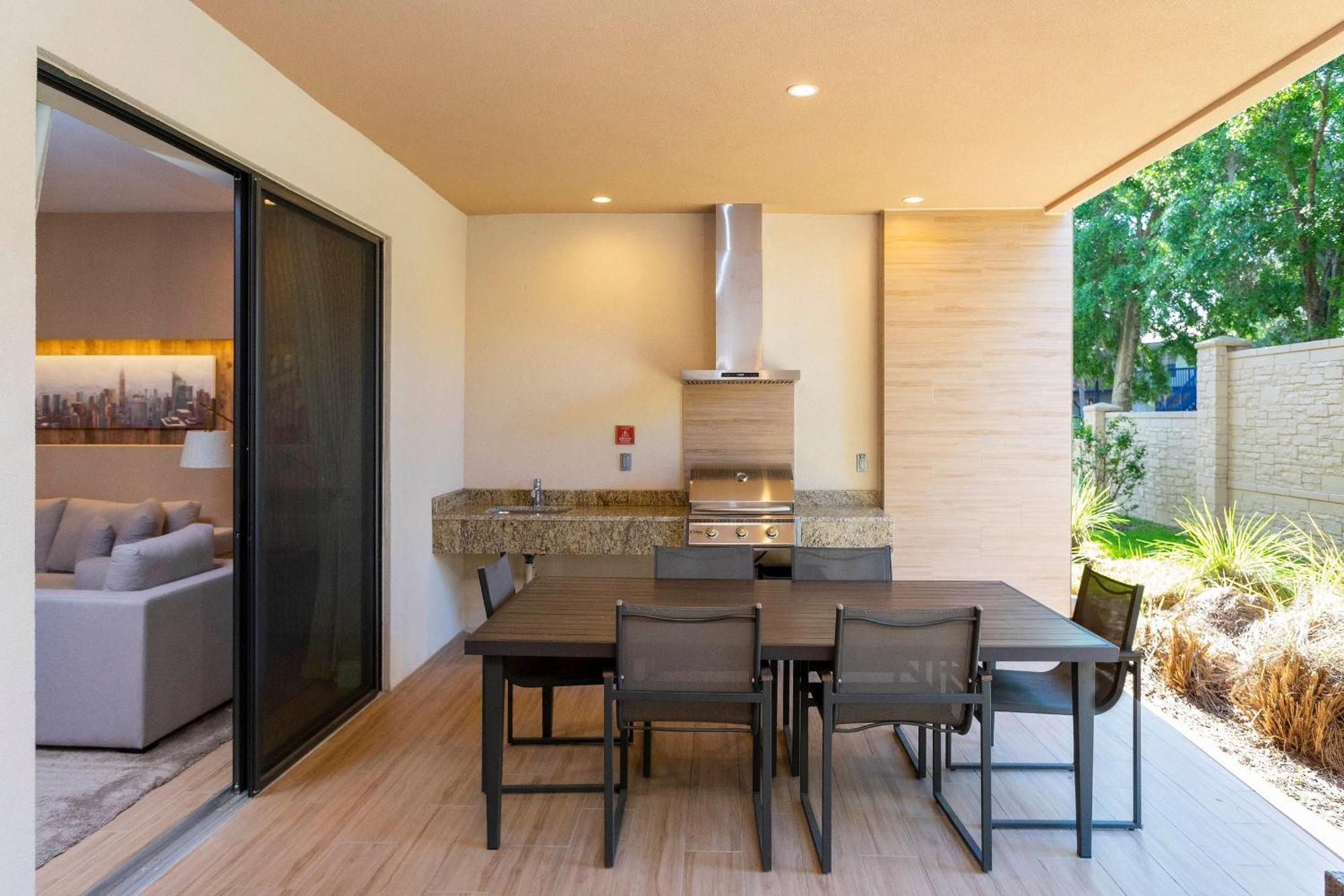 Holiday home Luxury 3bedroom Near W/ Bbq & Outdoor Dining! *